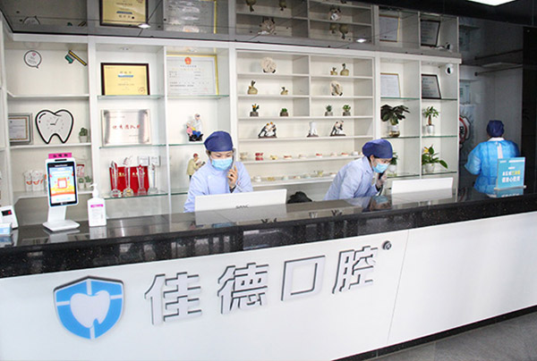 戴牙套疼不疼？